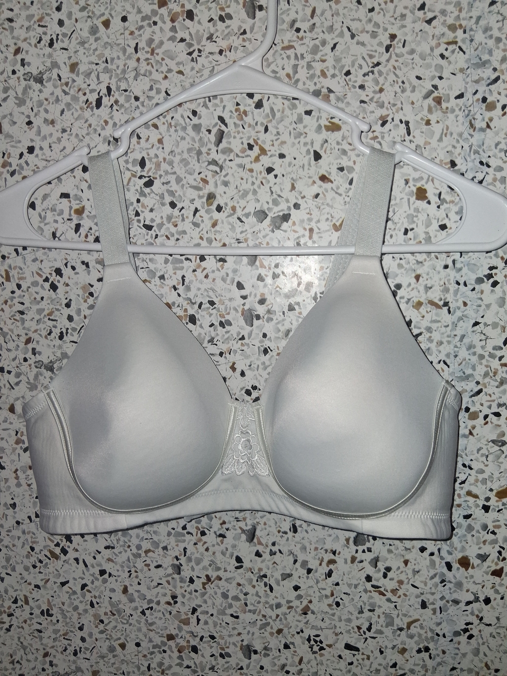 Women's Vanity Fair Tshirt Bra Size 38C Wireless And Padded White